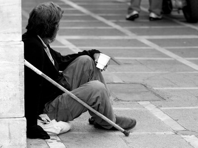 Μάχη για την επιβίωση δίνουν οι μισοί Έλληνες