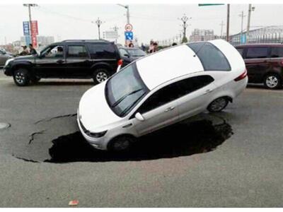 Κίνα: Αυτοκίνητο πέφτει σε τεράστια τρύπ...