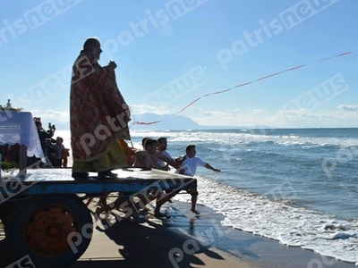 Ηλεία: Στο τρακτέρ ο ιερέας για να προσε...