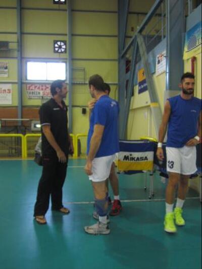 Ο Νίκος Ρουμελιώτης με τους αθλητές του Φοίνικα