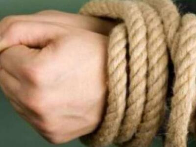 Την έδεσαν και της άρπαξαν μέχρι και τα ψώνια!