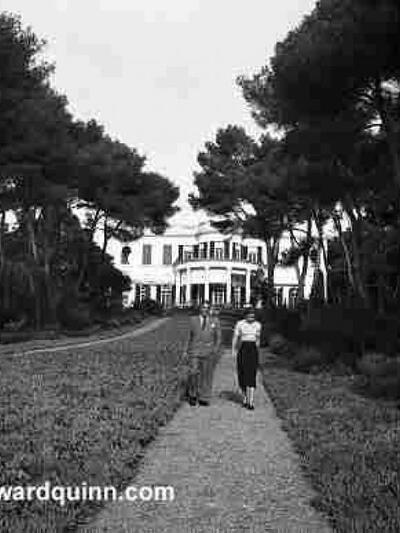 Ο Αριστοτέλης Ωνάσης περπατά στους κήπου...