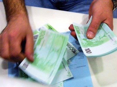 Πρόσβαση στα τραπεζικά δεδομένα των Ευρω...