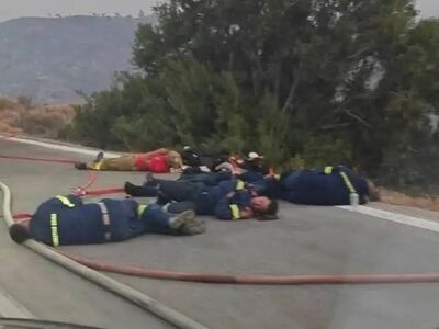Φωτιά στη Χίο: Εξαντλημένοι πυροσβέστες ...