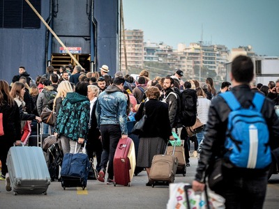 Αναχωρούν κατά χιλιάδες οι εκδρομείς μέσ...
