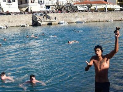 Ναύπακτος: Έκοψε... δρόμο για να πιάσει ...