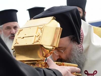 Πάτρα: Πλήθος κόσμου σπεύδει να προσκυνή...