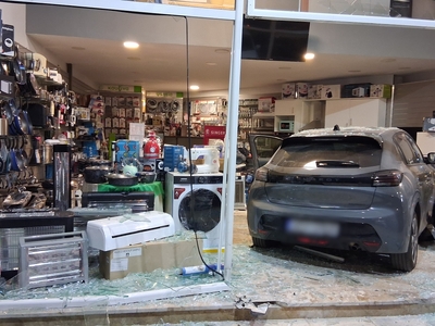 Ναύπλιο: Αυτοκίνητο «καρφώθηκε» σε κατάσ...