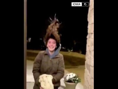 Νεαρή βγήκε λουσμένη στους μείον 20 βαθμ...