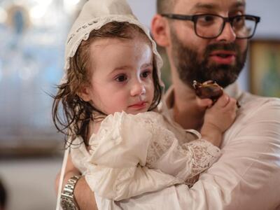 Με τον νονό της