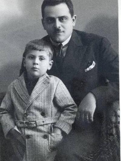 Με τον πατέρα του στην Πάτρα το 1930