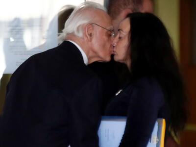 Το φιλί του Άκη Τσοχατζόπουλου στη Βίκυ ...