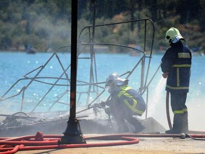 Θαλαμηγός έπιασε φωτιά και βυθίστηκε - Σ...