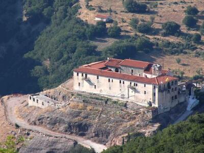 Xριστούγεννα στη γραφική ιερά μονή Μακελ...
