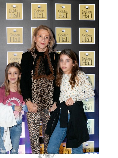 Η Ηρώ Κόβα με τις εγγονές της