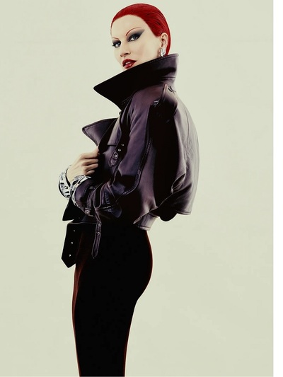 Με δερμάτινο μπουφάν και φόρεμα Saint Laurent