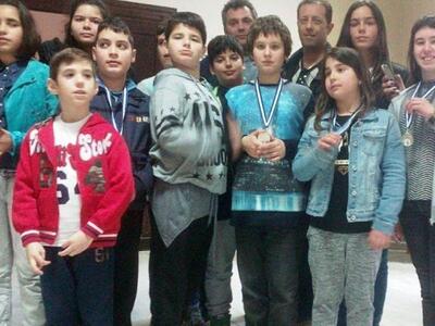 Σκάκι: Εννιά μετάλλια για τα παιδιά του ...