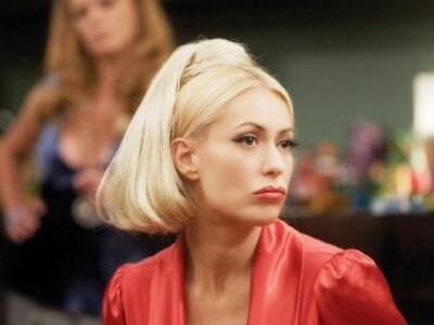 Βλέπετε την Μαρία Μπακοδήμου αλλά ακούτε...