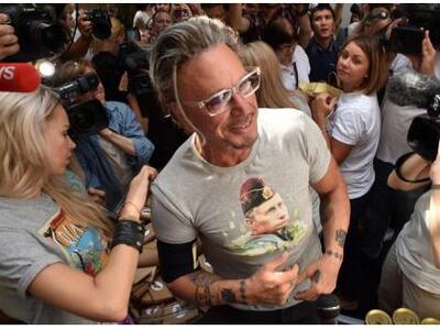 Ο Μίκι Ρουρκ «διαδηλώνει»… γυμνός υπέρ τ...