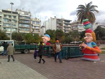 Πάτρα: Στήνεται η Καρναβαλούπολη στην πλ...