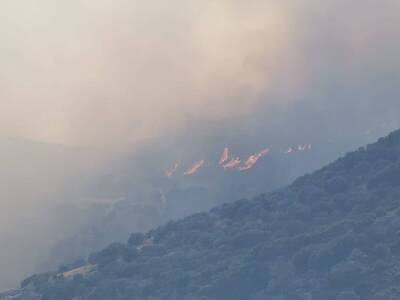 Φωτιά στη Σάμο: Πύρινη κόλαση στο χωριό ...