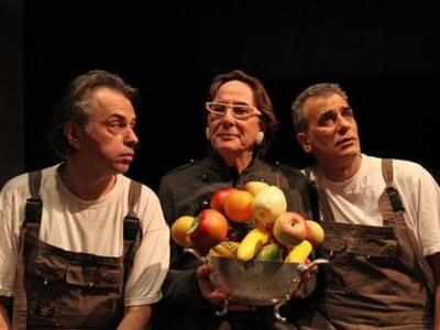 Ο Γιώργος Νινιός με το έργο «Δύο θεοί» σ...