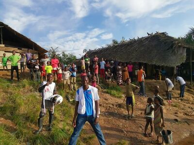 Ο Πατρινός "Γιατρός χωρίς Σύνορα" που βρίσκεται στο Κονγκό για τον Έμπολα - ΦΩΤΟ