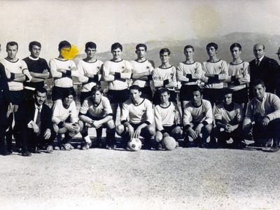 2. Η ΑΕΚ Πατρών το 1967. Ολόιδιο έμβλημα...