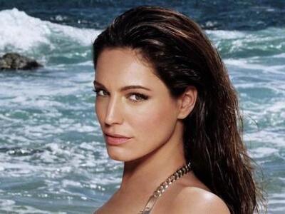 Kelly Brook: Τραγουδάει το "Santa B...