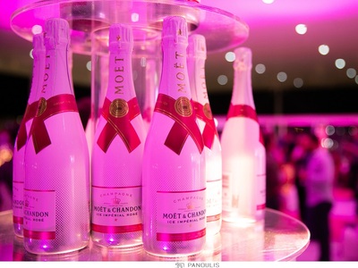 Προπόσεις με Moet... 