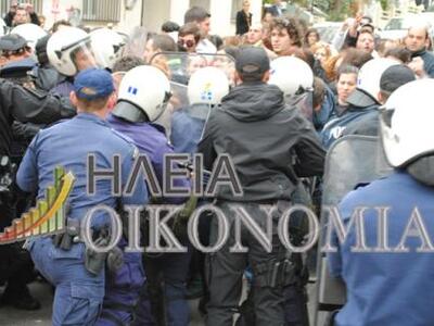 Πύργος: Οι σπουδαστές παρελαύνουν φωνάζο...