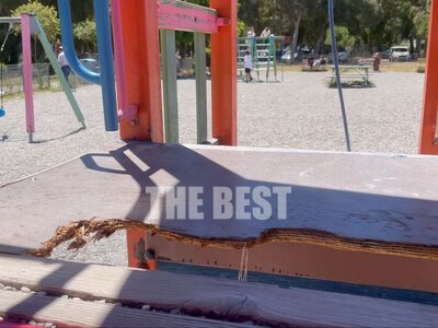 Παιδική χαρά με τρύπες στο νότιο πάρκο τ...