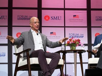 Ο ιδρυτής της Amazon Τζεφ Μπέζος και φέτ...