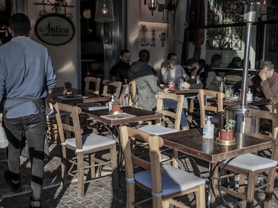 Χαλαρώνουν τα μέτρα από τη Δευτέρα -Τι α...