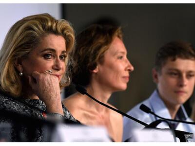 H Γαλλίδα σταρ Κατρίν Ντενέβ εξώφυλλο στ...