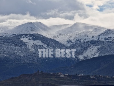 Πάτρα: Φρέσκο χιόνι σε Παναχαϊκό και Ομπ...