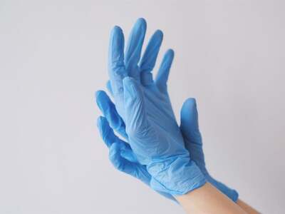 ΕΟΦ: Ανάκληση πλαστικών γαντιών - Ακατάλ...