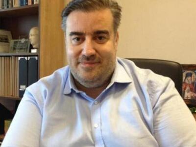 Περιφερόμενος θίασος που κόβει κορδέλες ...