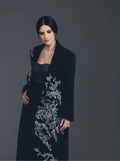 Με κεντημένο μαντό Εmporio Armani και εκ...