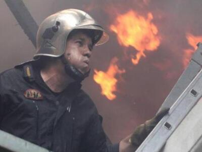Η φωτογραφία του Έλληνα πυροσβέστη που συγκλόνισε