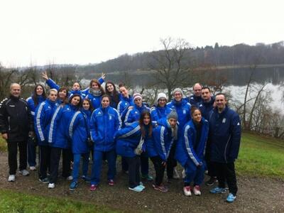 Βόλτα στην λίμνη για δύο "λέαινες&q...