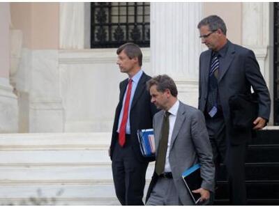 Η τρόικα απαιτεί αποχωρήσεις από το Δημό...