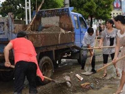 Πολυεκατομμυριούχος καθαρίζει δρόμους στην Κίνα 