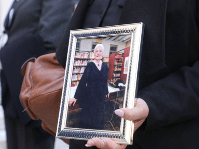 Κατερίνα Χέλμη: Συγκίνηση στο τελευταίο αντίο στην ηθοποιό (ΦΩΤΟ)