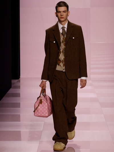 To πρώτο outfit του show