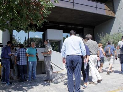 Καυγάς συμβασιούχων της Βουλή με τη συντ...