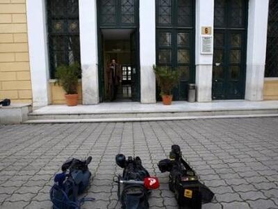 Εμπλέκει και αστυνομικούς στην υπόθεση τ...