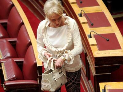 Πιπιλή: Μόνο εγώ έχω δερμάτινη τσάντα στ...