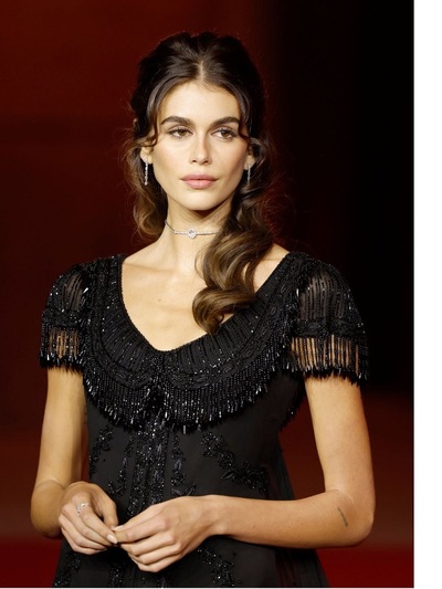 Κάια Γκέρμπερ με vintage Givenchy