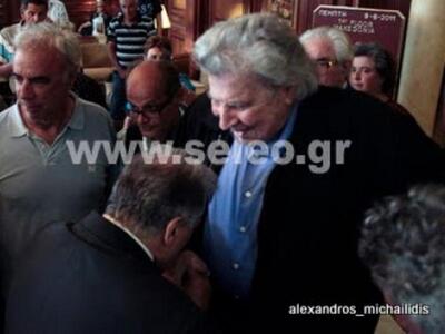 Το χειροφίλημα του Ψωμιάδη στον Μ. Θεοδωράκη